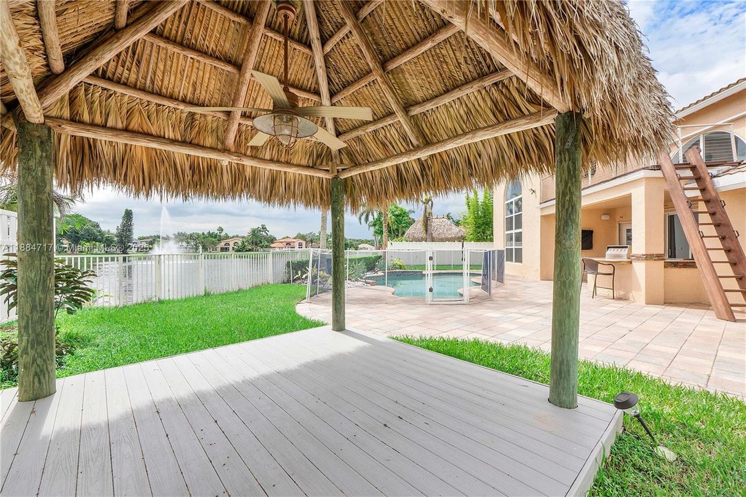 最近售出: $950,000 (5 贝兹, 3 浴室, 3633 平方英尺)