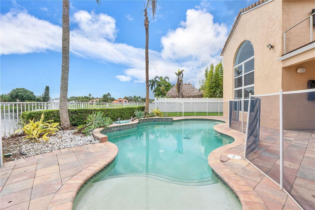 最近售出: $950,000 (5 贝兹, 3 浴室, 3633 平方英尺)