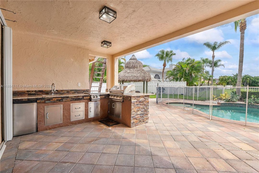 最近售出: $950,000 (5 贝兹, 3 浴室, 3633 平方英尺)