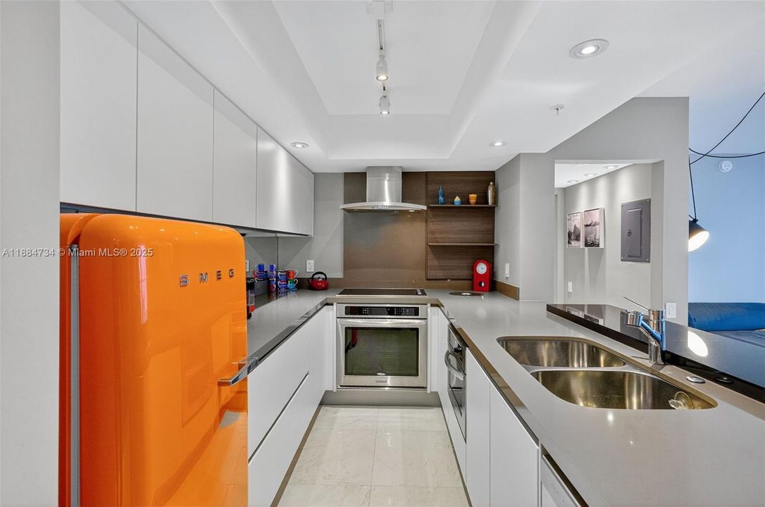 For Sale: $1,590,000 (2 beds, 2 baths, 1170 Square Feet)