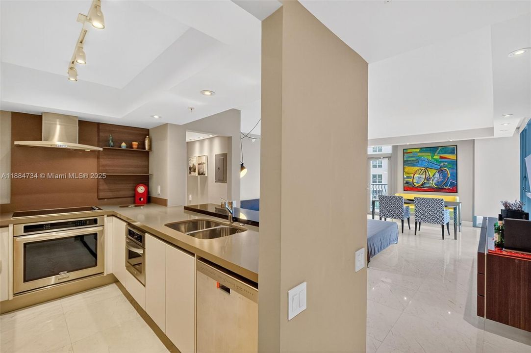 For Sale: $1,590,000 (2 beds, 2 baths, 1170 Square Feet)