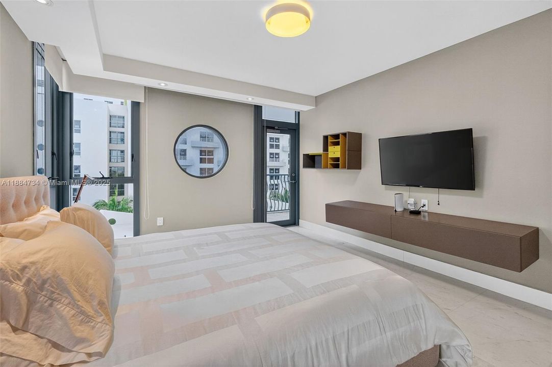 For Sale: $1,590,000 (2 beds, 2 baths, 1170 Square Feet)