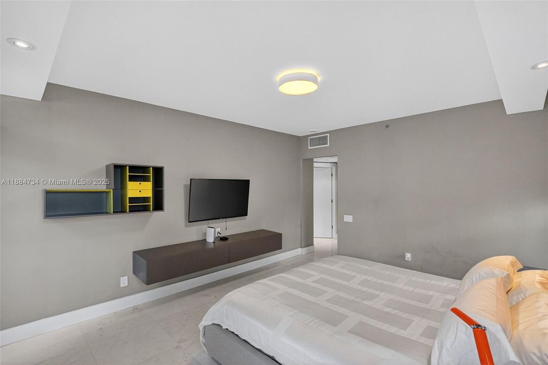 For Sale: $1,590,000 (2 beds, 2 baths, 1170 Square Feet)