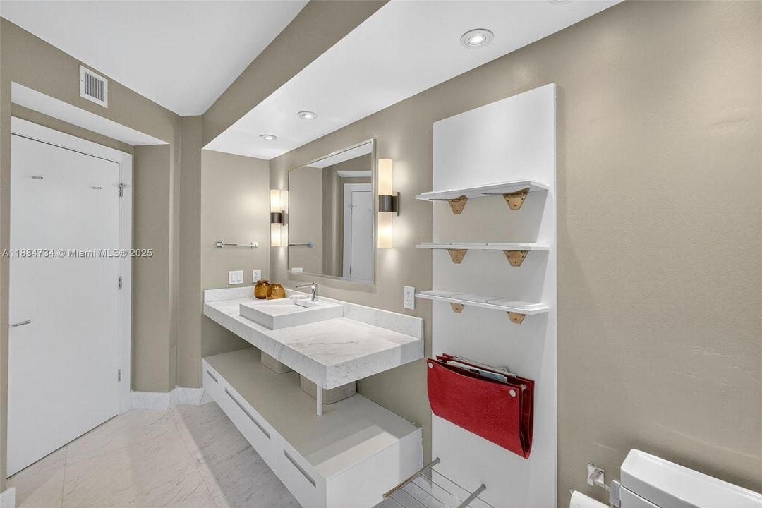 For Sale: $1,590,000 (2 beds, 2 baths, 1170 Square Feet)