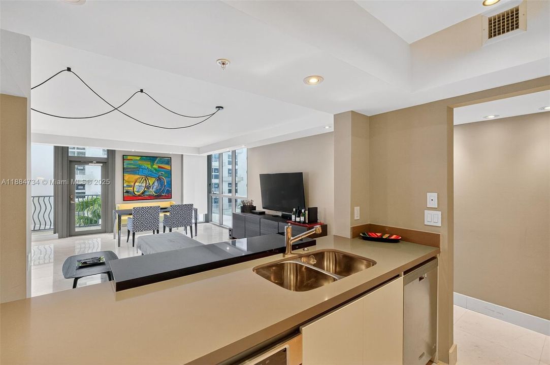 For Sale: $1,590,000 (2 beds, 2 baths, 1170 Square Feet)