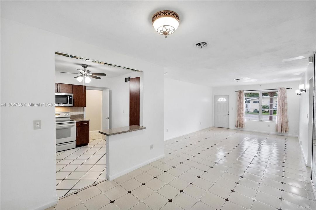 Недавно продано: $465,000 (3 спален, 3 ванн, 1356 Квадратных фут)