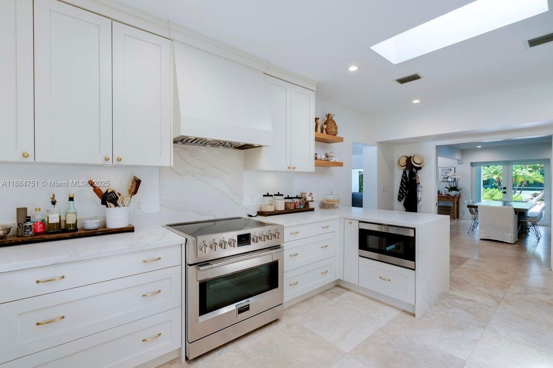 合同活跃: $3,890,000 (4 贝兹, 3 浴室, 3752 平方英尺)