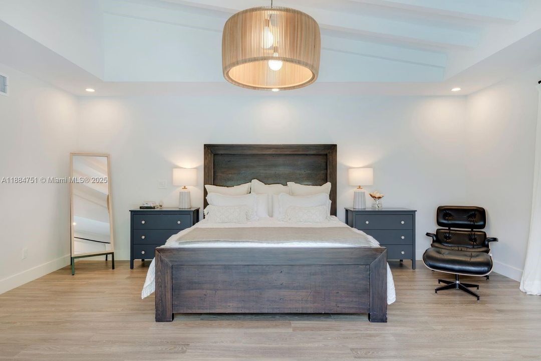 合同活跃: $3,890,000 (4 贝兹, 3 浴室, 3752 平方英尺)