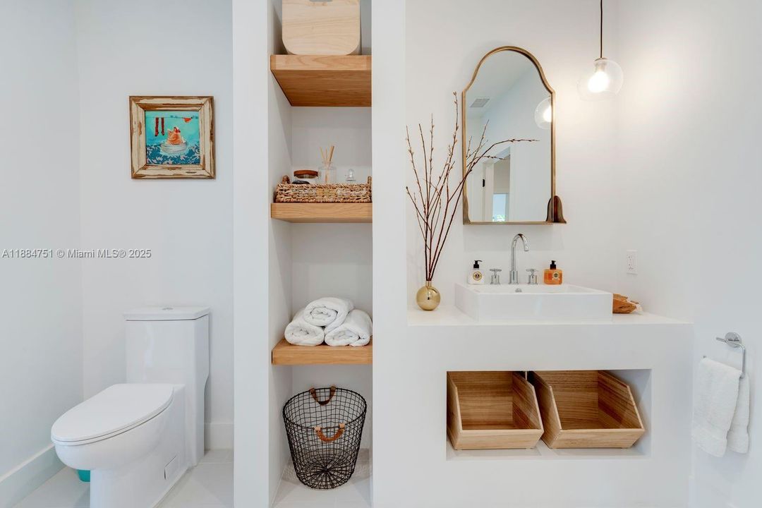 合同活跃: $3,890,000 (4 贝兹, 3 浴室, 3752 平方英尺)