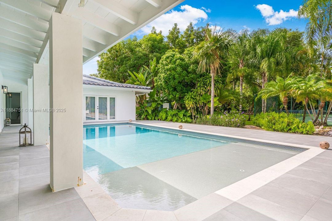 合同活跃: $3,890,000 (4 贝兹, 3 浴室, 3752 平方英尺)