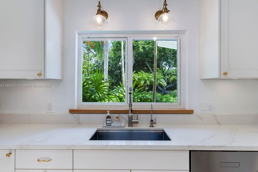 合同活跃: $3,890,000 (4 贝兹, 3 浴室, 3752 平方英尺)