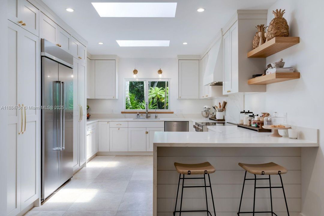 合同活跃: $3,890,000 (4 贝兹, 3 浴室, 3752 平方英尺)