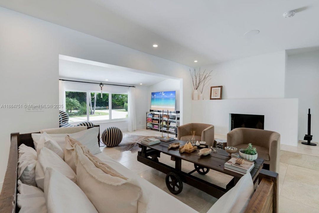 合同活跃: $3,890,000 (4 贝兹, 3 浴室, 3752 平方英尺)