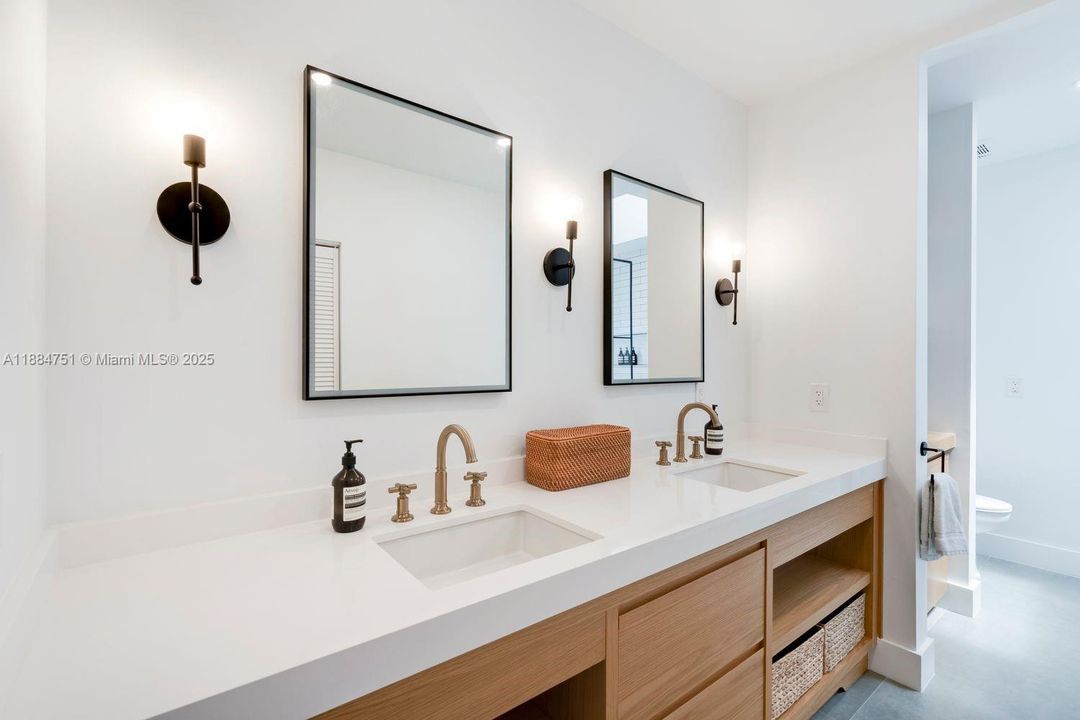 合同活跃: $3,890,000 (4 贝兹, 3 浴室, 3752 平方英尺)