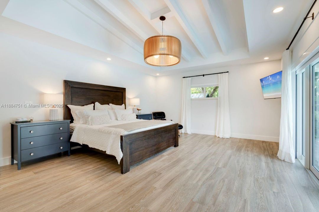 合同活跃: $3,890,000 (4 贝兹, 3 浴室, 3752 平方英尺)