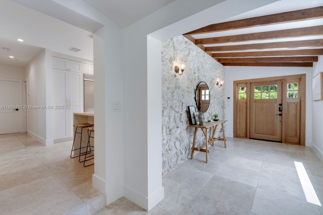 合同活跃: $3,890,000 (4 贝兹, 3 浴室, 3752 平方英尺)