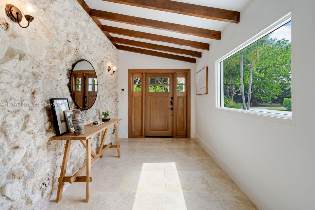 合同活跃: $3,890,000 (4 贝兹, 3 浴室, 3752 平方英尺)