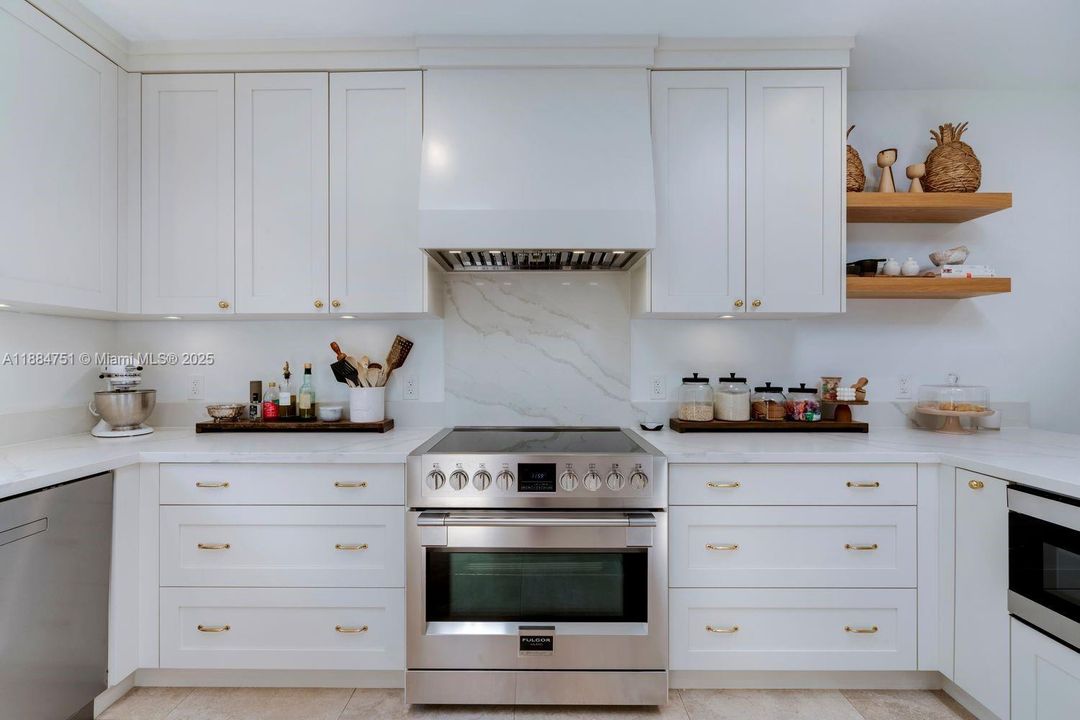 合同活跃: $3,890,000 (4 贝兹, 3 浴室, 3752 平方英尺)