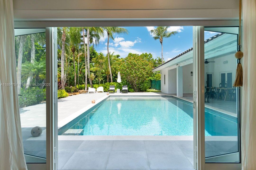 合同活跃: $3,890,000 (4 贝兹, 3 浴室, 3752 平方英尺)