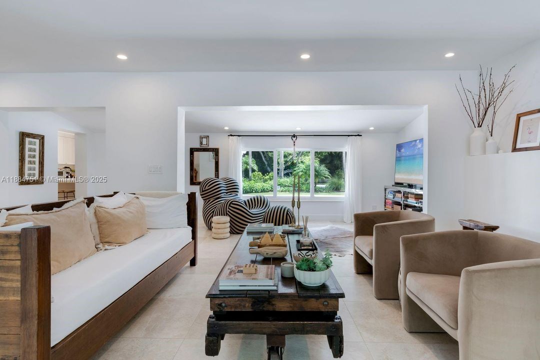 合同活跃: $3,890,000 (4 贝兹, 3 浴室, 3752 平方英尺)