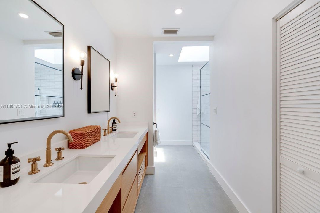 合同活跃: $3,890,000 (4 贝兹, 3 浴室, 3752 平方英尺)