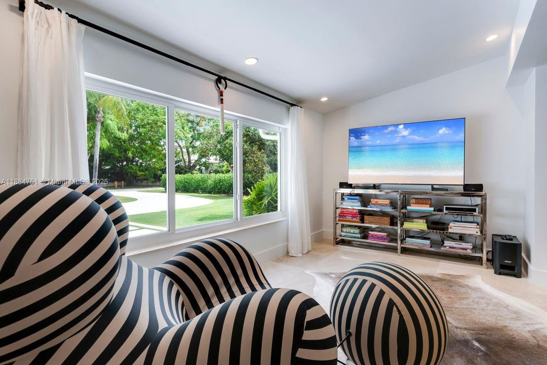 合同活跃: $3,890,000 (4 贝兹, 3 浴室, 3752 平方英尺)