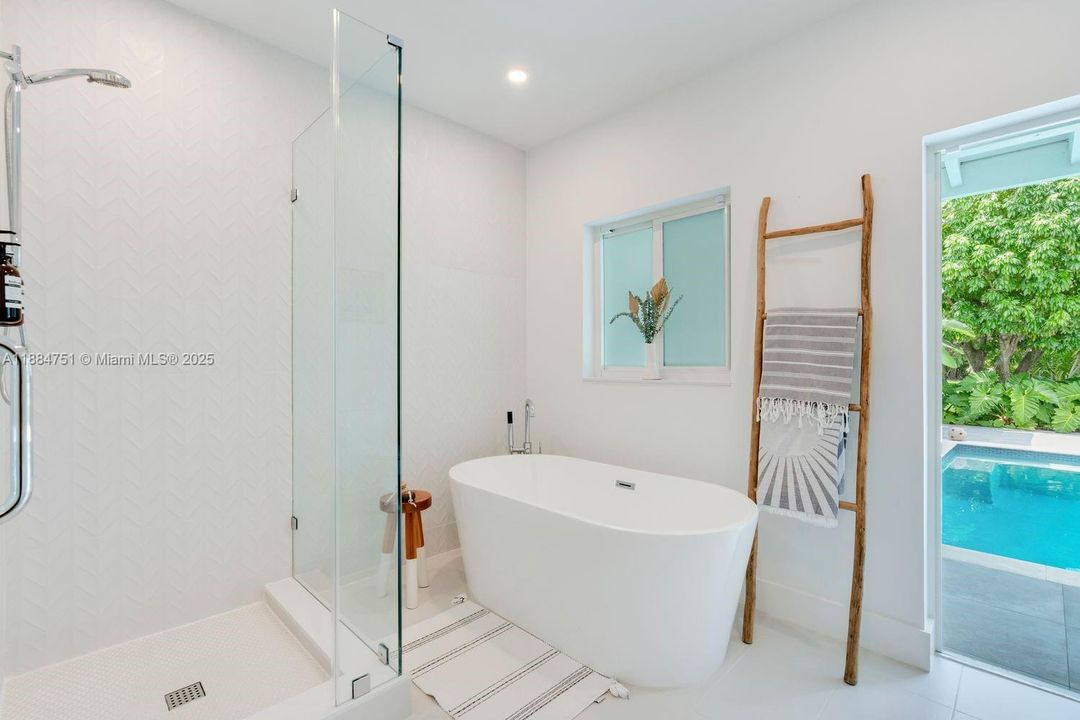 合同活跃: $3,890,000 (4 贝兹, 3 浴室, 3752 平方英尺)