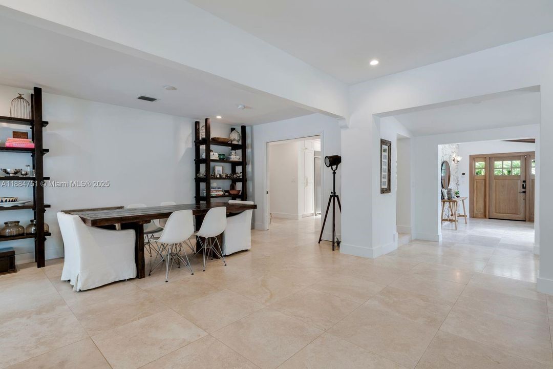 合同活跃: $3,890,000 (4 贝兹, 3 浴室, 3752 平方英尺)