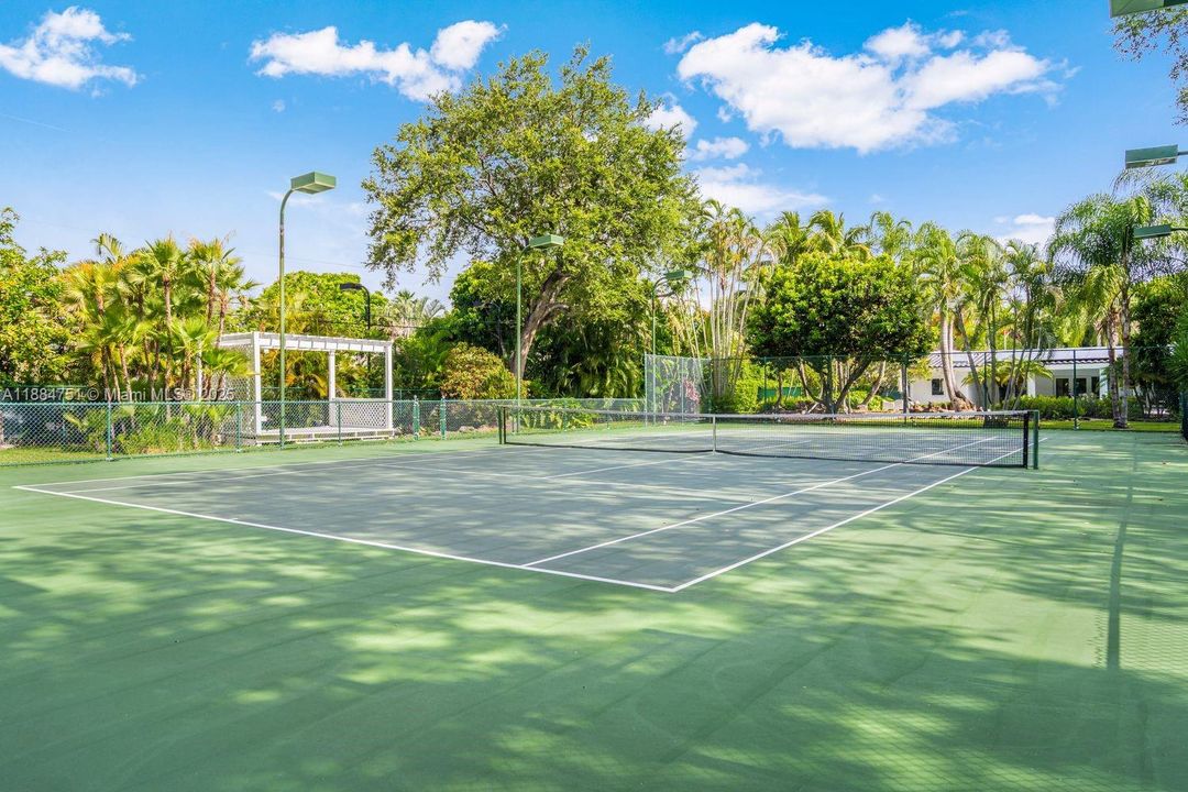 合同活跃: $3,890,000 (4 贝兹, 3 浴室, 3752 平方英尺)