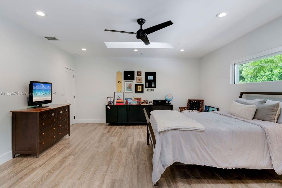 合同活跃: $3,890,000 (4 贝兹, 3 浴室, 3752 平方英尺)