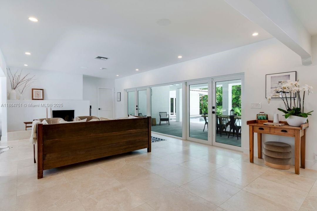 合同活跃: $3,890,000 (4 贝兹, 3 浴室, 3752 平方英尺)