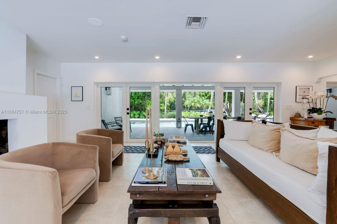 合同活跃: $3,890,000 (4 贝兹, 3 浴室, 3752 平方英尺)