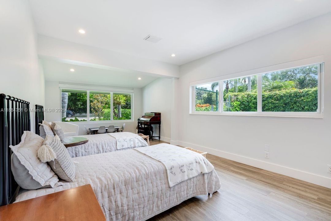 合同活跃: $3,890,000 (4 贝兹, 3 浴室, 3752 平方英尺)