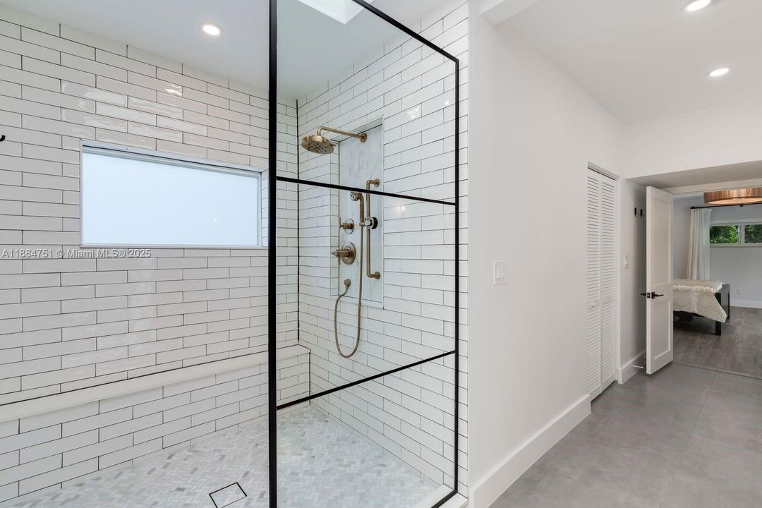 合同活跃: $3,890,000 (4 贝兹, 3 浴室, 3752 平方英尺)