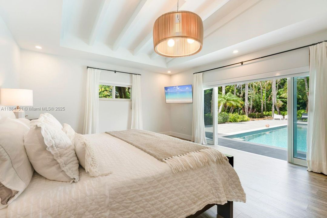 合同活跃: $3,890,000 (4 贝兹, 3 浴室, 3752 平方英尺)