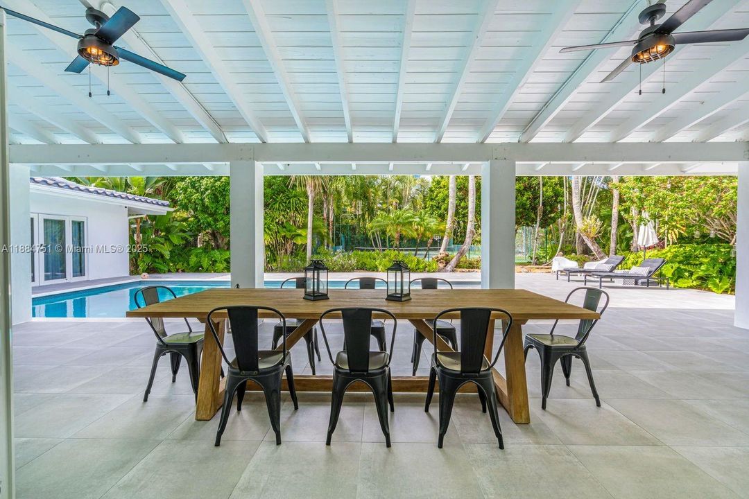 合同活跃: $3,890,000 (4 贝兹, 3 浴室, 3752 平方英尺)