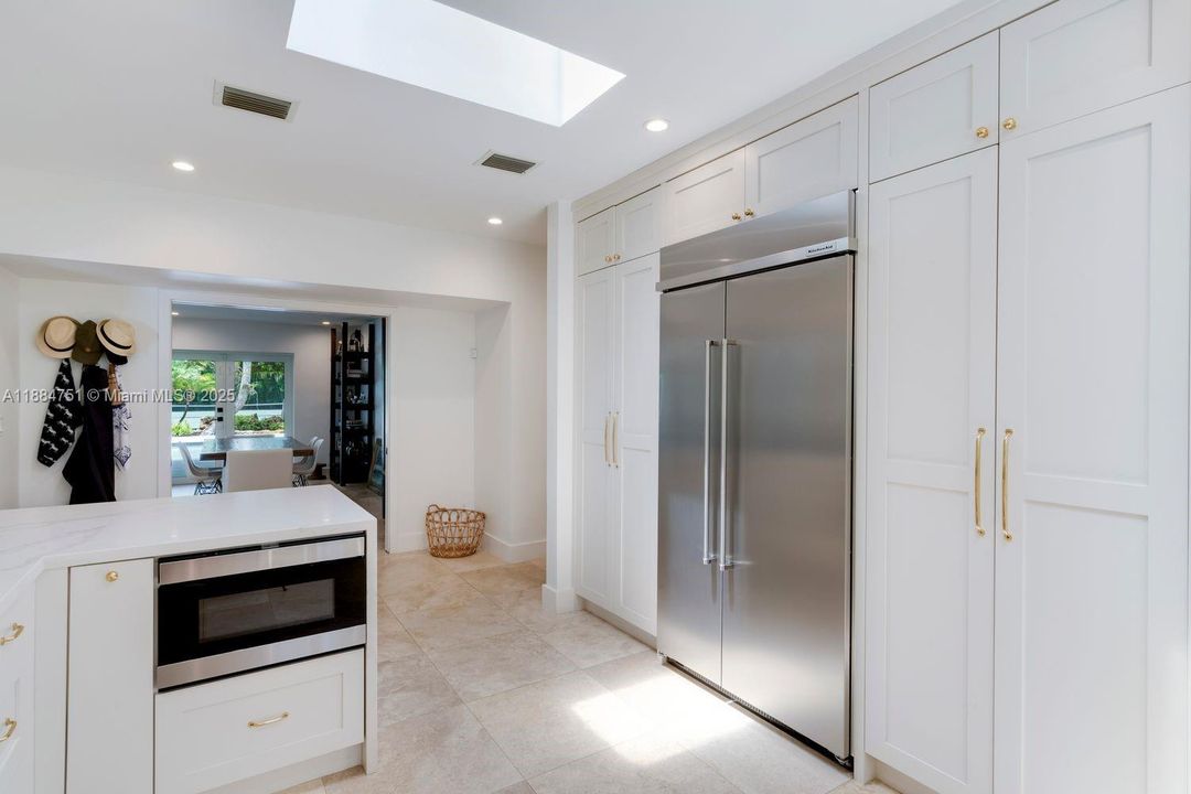 合同活跃: $3,890,000 (4 贝兹, 3 浴室, 3752 平方英尺)