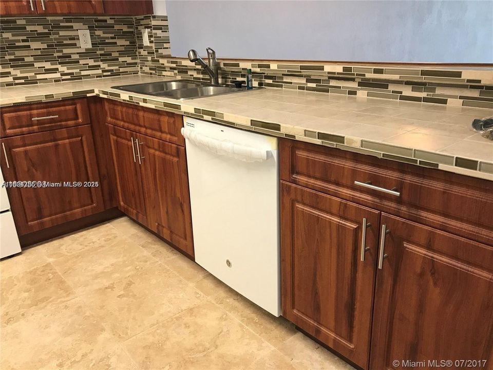 For Sale: $345,000 (2 beds, 2 baths, 1064 Square Feet)