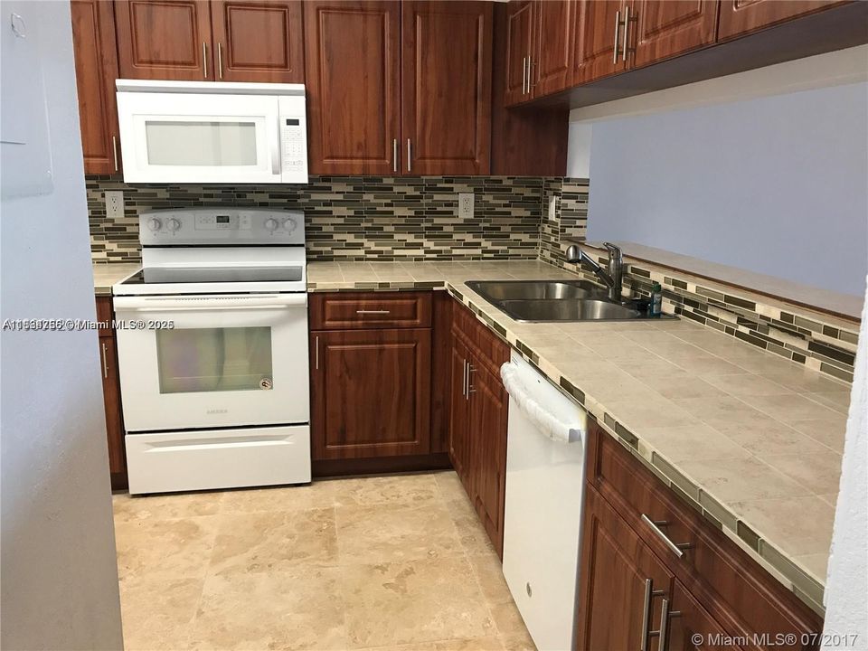 For Sale: $345,000 (2 beds, 2 baths, 1064 Square Feet)