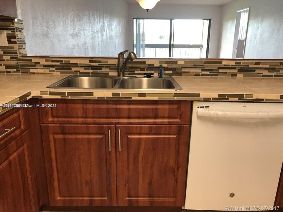 For Sale: $345,000 (2 beds, 2 baths, 1064 Square Feet)