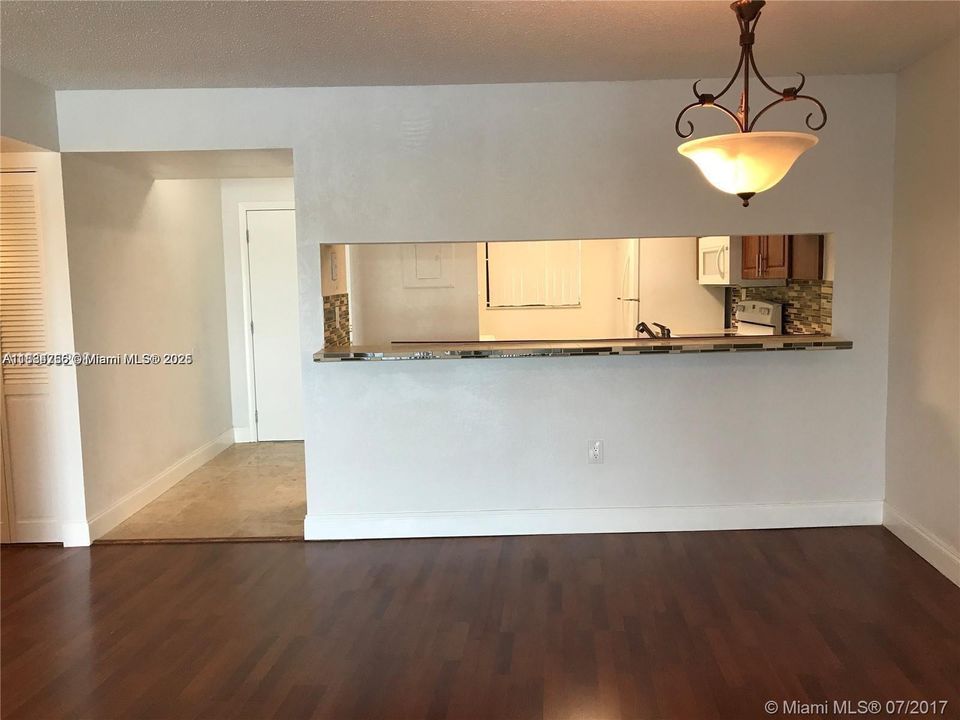 For Sale: $345,000 (2 beds, 2 baths, 1064 Square Feet)