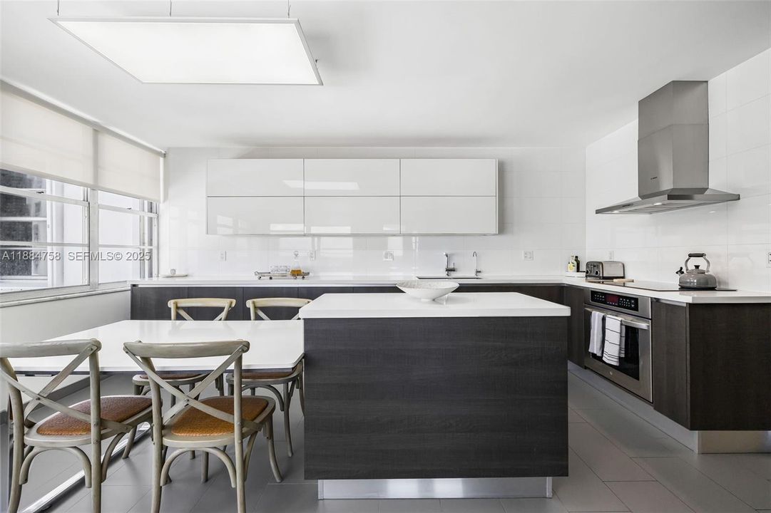 Modern kitchen with eat-in kitchen