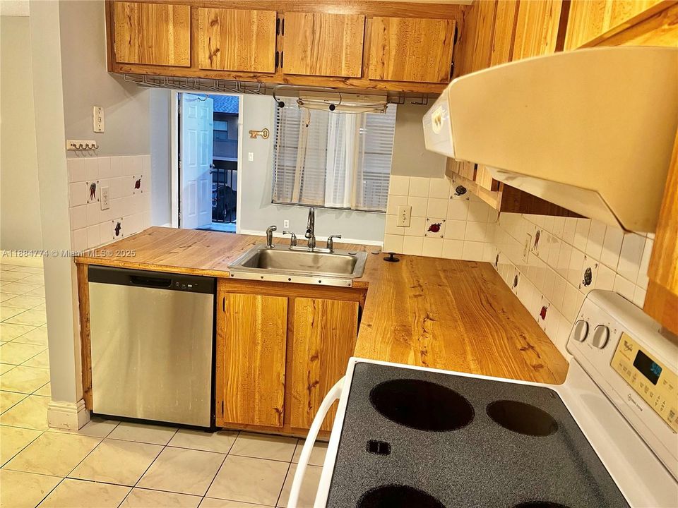 Activo con contrato: $1,800 (2 camas, 2 baños, 760 Pies cuadrados)