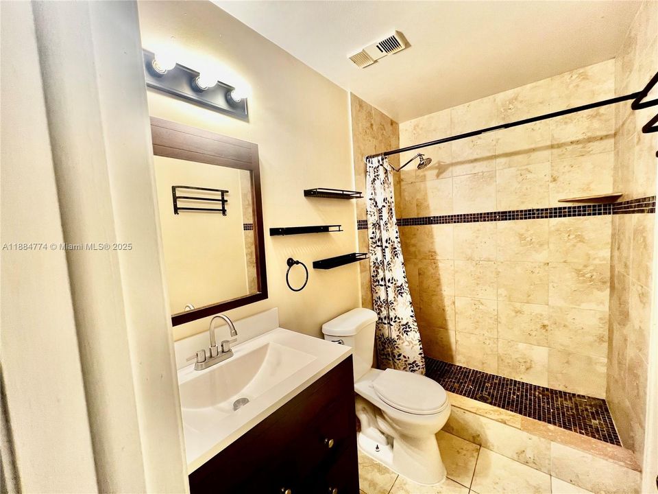 Activo con contrato: $1,800 (2 camas, 2 baños, 760 Pies cuadrados)