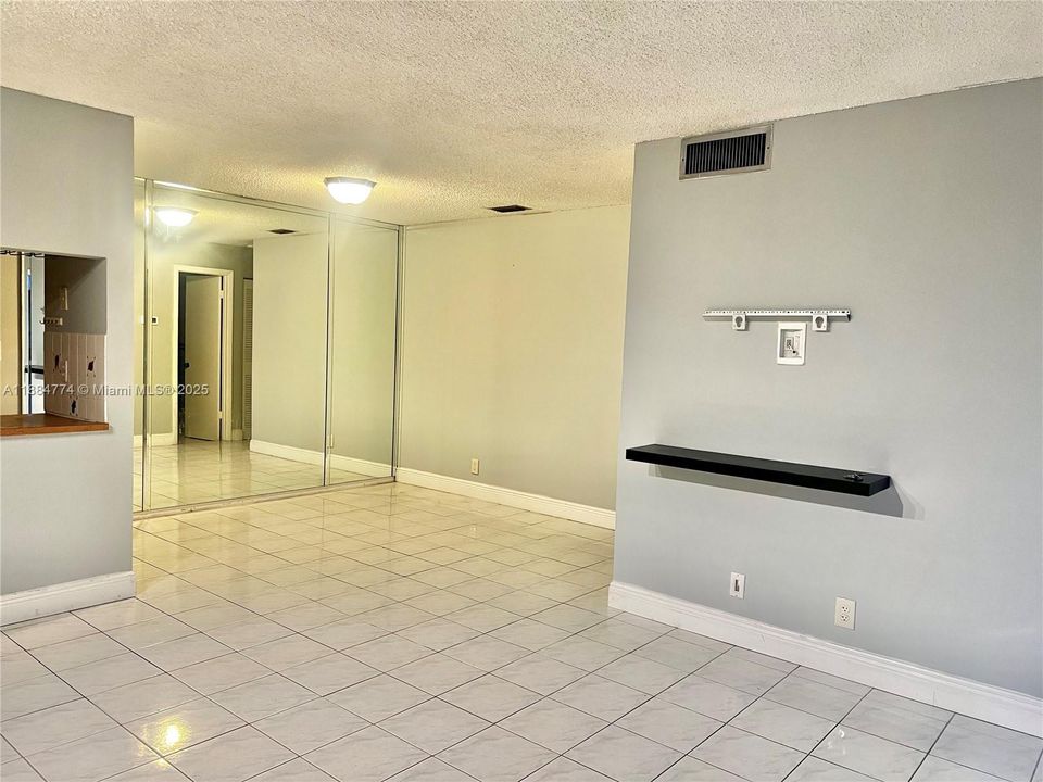 Activo con contrato: $1,800 (2 camas, 2 baños, 760 Pies cuadrados)