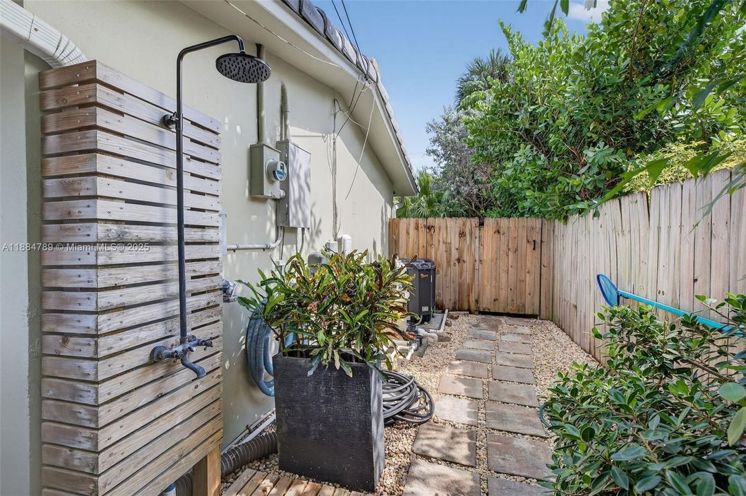 Recently Sold: $929,000 (3 beds, 2 baths, 1854 Square Feet)