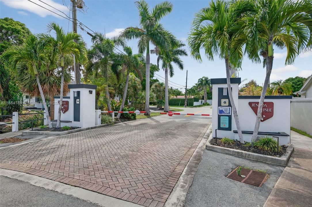 Recently Sold: $929,000 (3 beds, 2 baths, 1854 Square Feet)