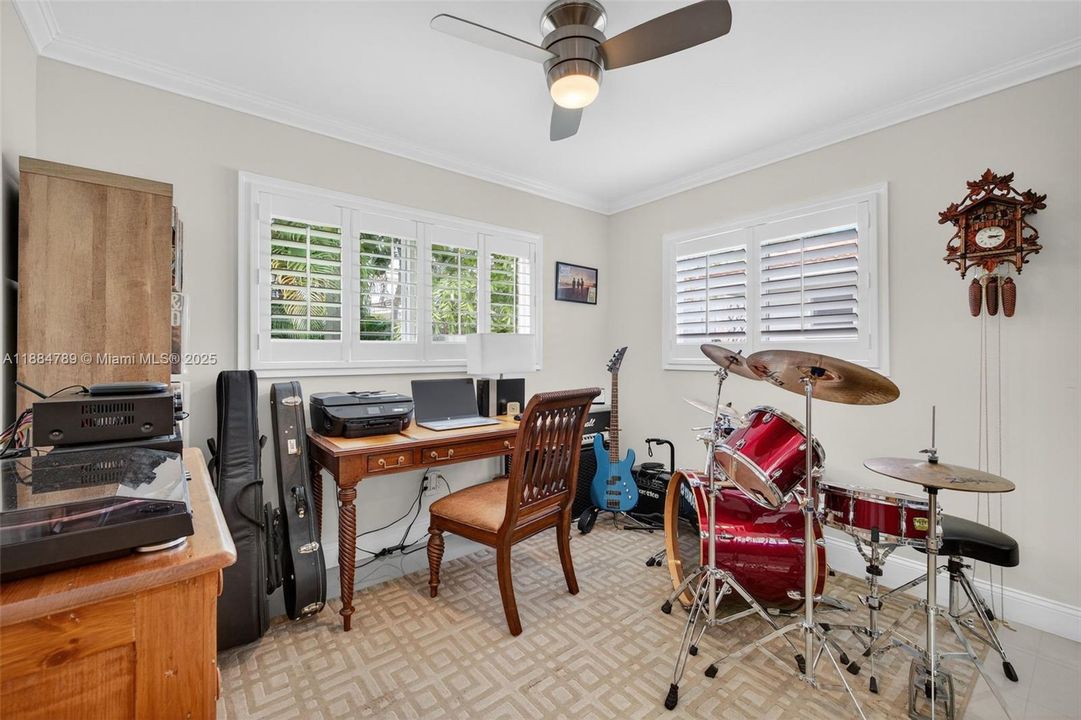 Recently Sold: $929,000 (3 beds, 2 baths, 1854 Square Feet)