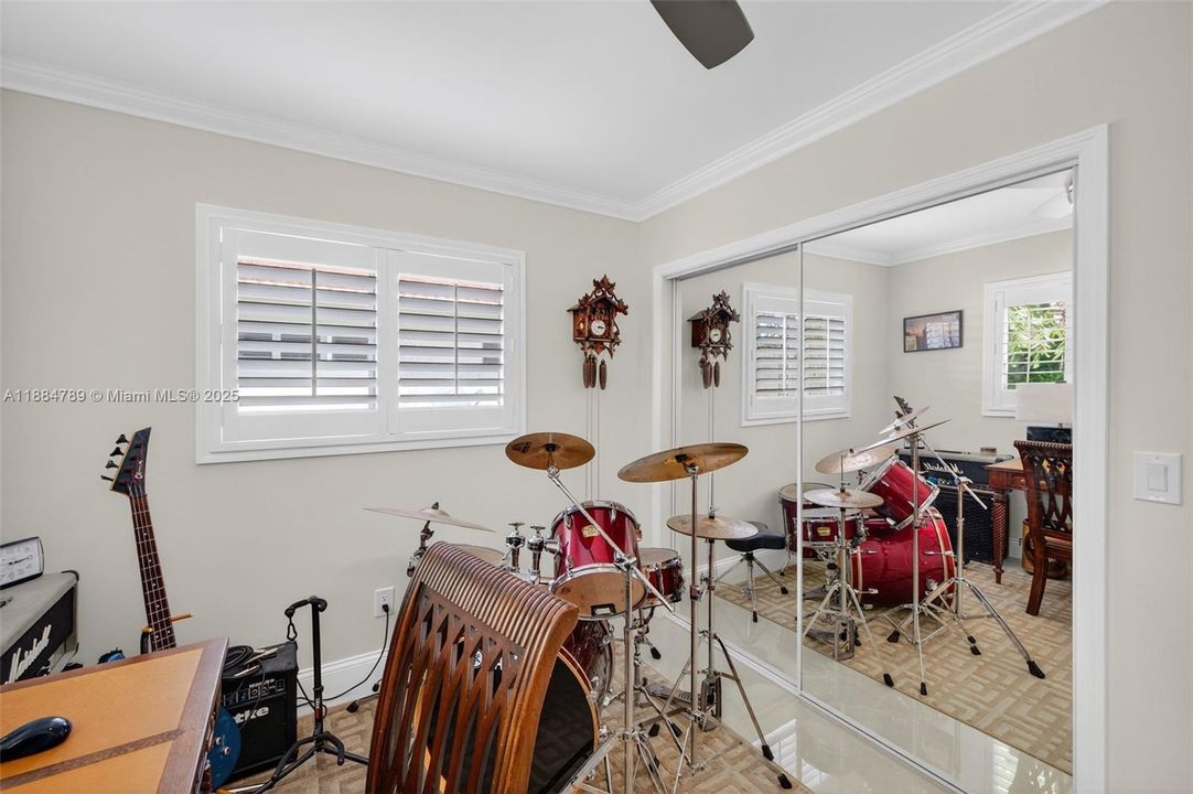 Recently Sold: $929,000 (3 beds, 2 baths, 1854 Square Feet)