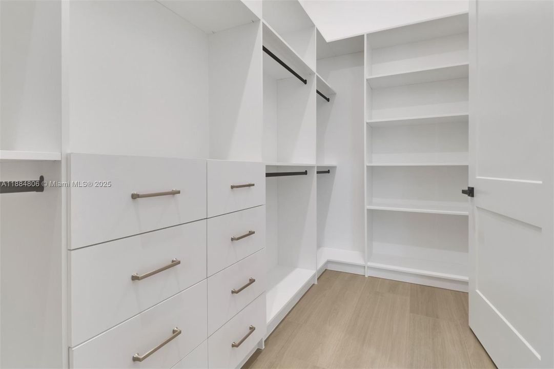 For Sale: $3,850,000 (6 beds, 5 baths, 5020 Square Feet)